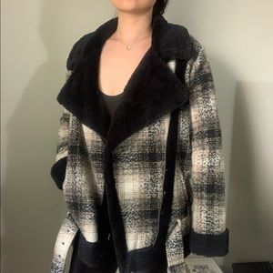 ⚠️SOLD⚠️Large checked oversized belt jacket